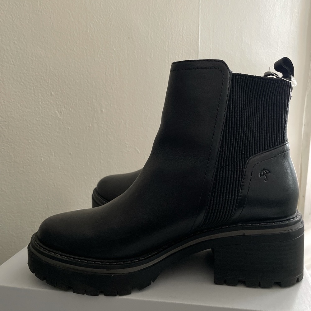 Black leather boots naturalizer